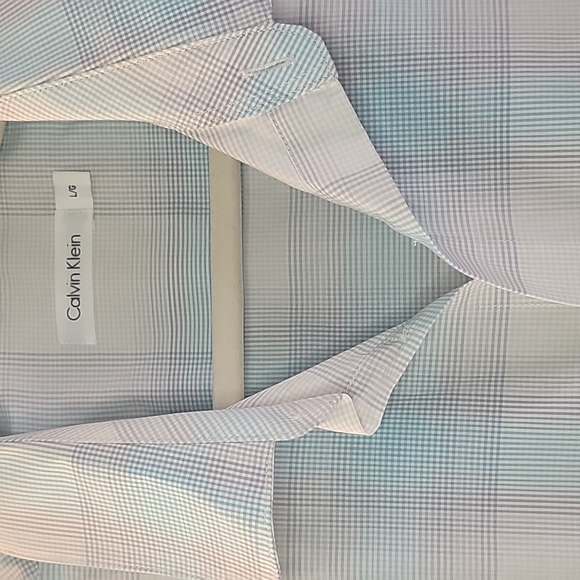 2 Calvin Klein short slee e button up shirt - Picture 7 of 8